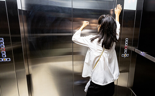 اگر-در-آسانسور-گیر-کردیم-چه-کنیم؟
